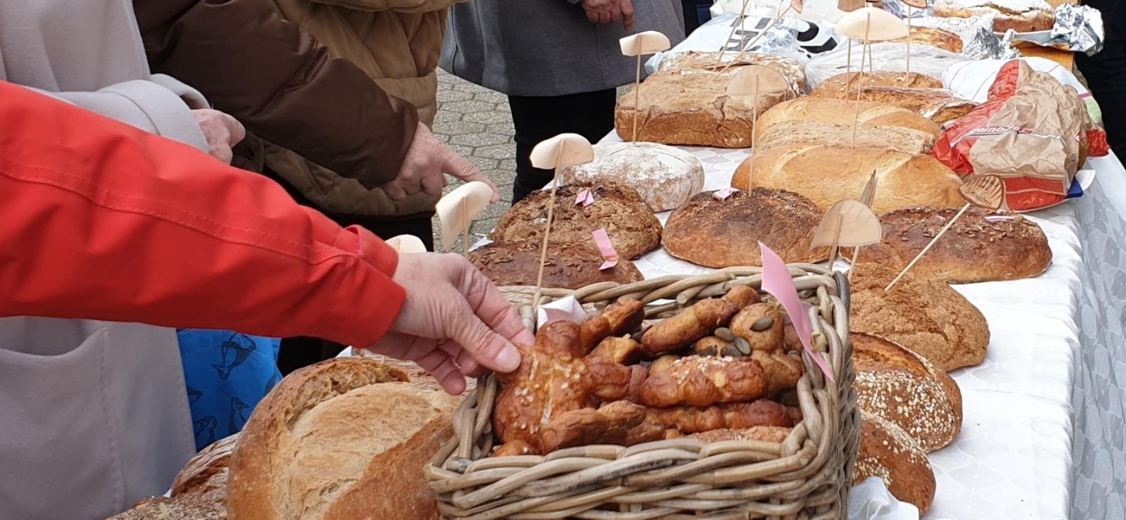 In 10 Wuppertaler Kindertagesstätten begann mit dem Aschermittwoch 2019 die große Misereor-Fastenaktion Solibrot.   Hunderte Kinder werden durch diese Fastenzeit-Aktion in der sechswöchigen Vorbereitungszeit auf das Osterfest für das Leid von Kindern weltweit sensibilisiert.  Sie engagieren sich für notleidende Straßenkinder, die Unterricht, Gesundheitsversorgung, Schlafplätze und eine bessere Ernährung dringend brauchen.  Menschenrecht auf Nahrung, Brot, miteinander teilen, Teilhabe, zugute kommen, unterstützen,  Aschermittwoch, fasten, Fastenzeit, Ex-Bild-DB-ID: 27654